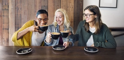 Drei Frauen leben in einer Lesben WG